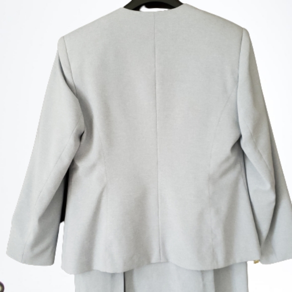 WOMEN EUROPIAN DESIGN WEAR TO WORK SKIRT SUIT ( SIZE 40 ) - Picture 4 of 10